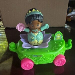 Little people Tiana parade float